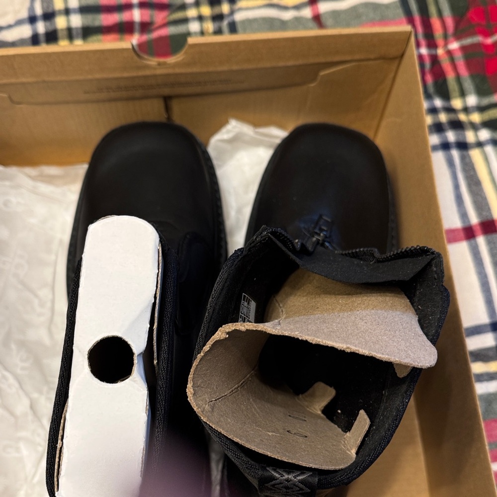 Flash Sale! $50 Ugg women’s boots - Picture 2 of 8
